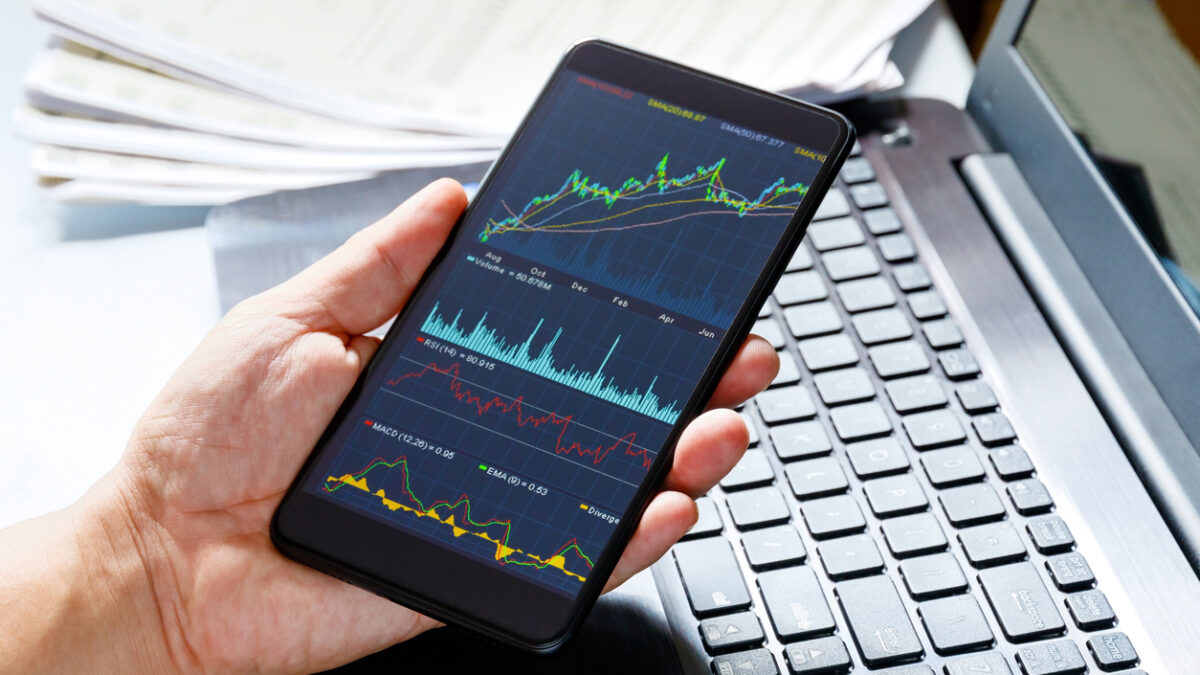 Synchronizing real-time trading strategies with cloud software